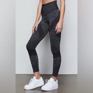 Good American Leopard Print Leggings in Black & Gray Size M/L (2/3)